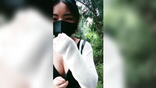 风骚少妇户外勾引田园大哥激情啪啪野战，口交大鸡巴淫声荡语，衣服都没脱就开干激情上位后入抽插口爆吞精