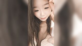 纯情小绵羊，丝袜露脸乖巧可爱的小骚妹，道具塞进逼里抽插浪叫，爽的喊狼友爸爸，揉奶玩逼淫声荡语表情好骚