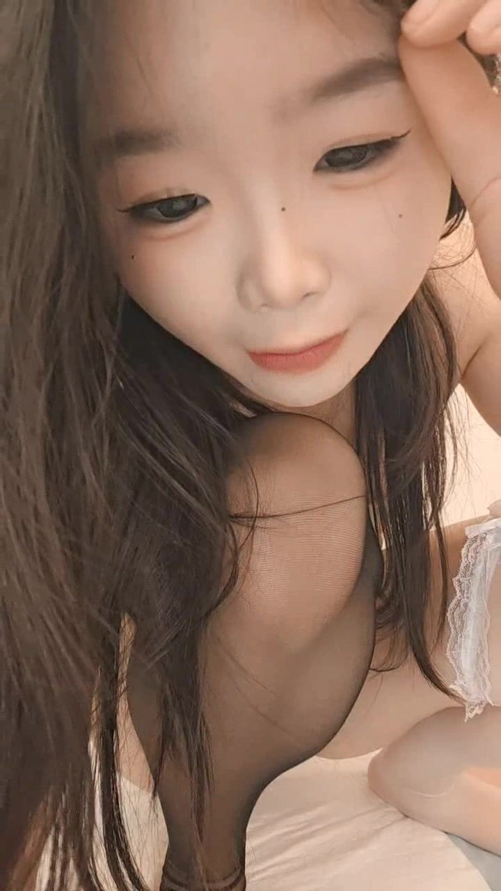 纯情小绵羊，丝袜露脸乖巧可爱的小骚妹，道具塞进逼里抽插浪叫，爽的喊狼友爸爸，揉奶玩逼淫声荡语表情好骚 - ❤️️ X1HUB ❤️️