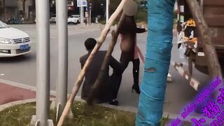 【人前露出】穿透明情趣内衣去路边买水果