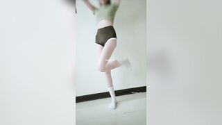 2025年6月最新，【重磅】顶级淫妻【Solitaire】老公出国不带我！我就勾引他的朋友、同事、学长各种操我，趁老公不在让他们玩个够