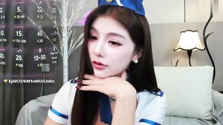 ✨【stripchat】高颜值女网红「kiki-2025」制服诱惑道具多轮流上阵，最后高潮很满足