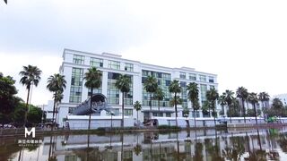 【街头猎艳】街头搭讪王 - 搭讪越南粉嫩白虎嫩妹肆意玩穴 汁水都被逗出来了 换上丝袜主动乘茎