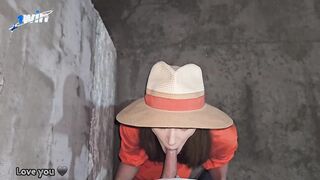 Nasty dame in a hat blown on the road, invited her to her palace for a super-naughty