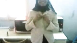 Malaysian Hijabi Gives Blowjob in the Office