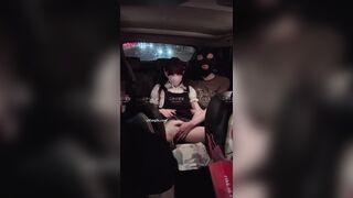 ⚫️顶级NTR骚妻【三岁小宝宝】最新SVIP作品,老公跟单男一起3P,大鸡巴小哥哥一直在车后座摸我,被司机看了个精光