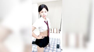 多水美少妇全程露脸小制服大道具激情大秀直播诱惑，听狼友指挥脱光光洗澡诱惑，揉奶玩逼道具插淫声荡语不断