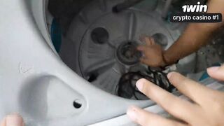 A vizinha seduz enquanto eu conserto a máquina de lavar com o marido ausente.