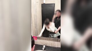 ✨11月最新专攻高颜值网红台湾泡良大神「郑原创」跟夜店认识的女生趁女伴喝醉在旁大胆偷情，KTV厕所上了朋友的F奶女友.. (6)